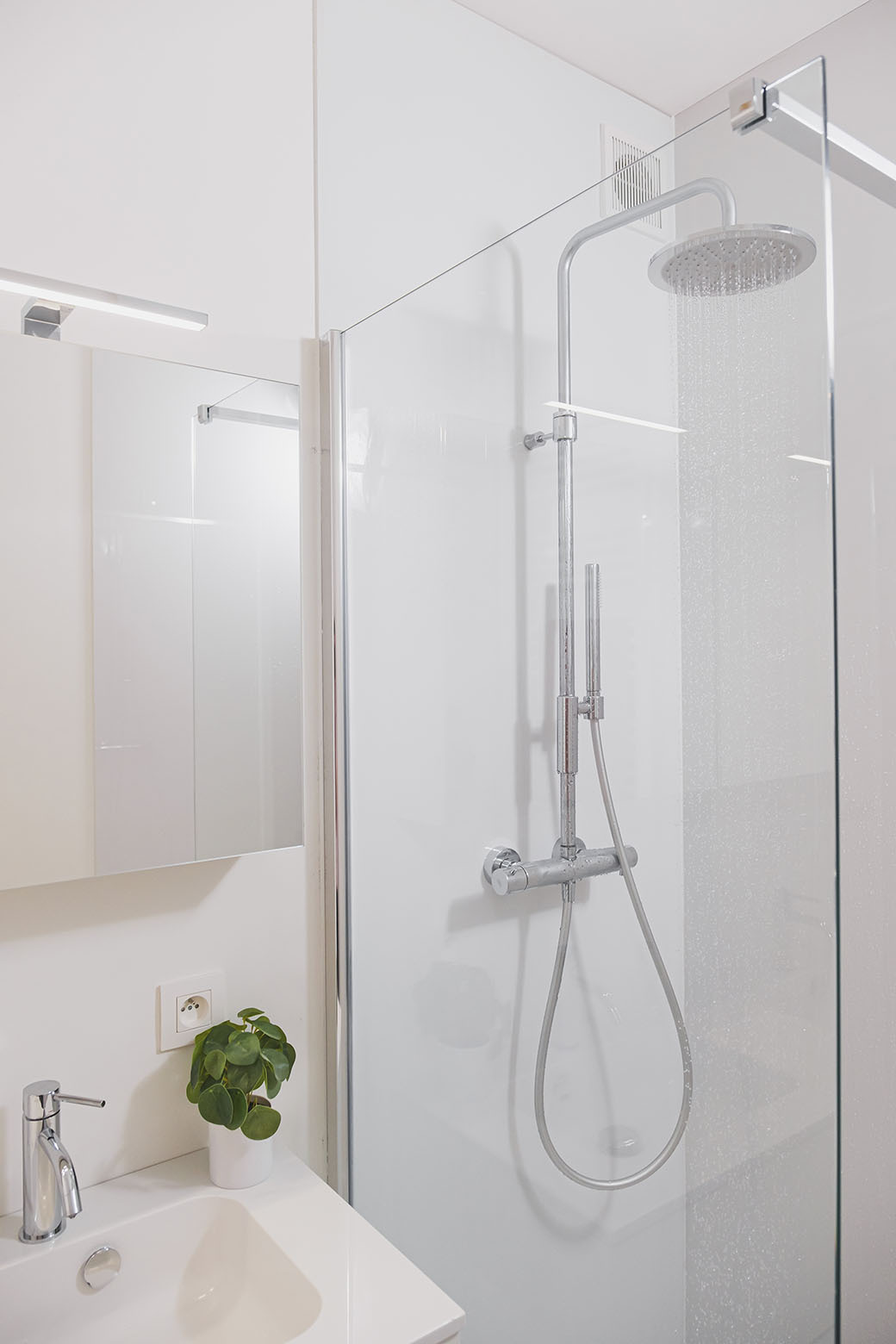 Skilpod badkamer - met inloopdouche en dubbele wastafel