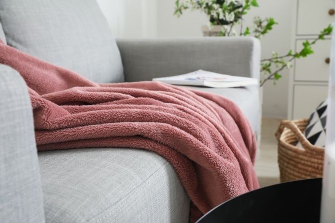 housewarming-cadeau-plaid-sofa