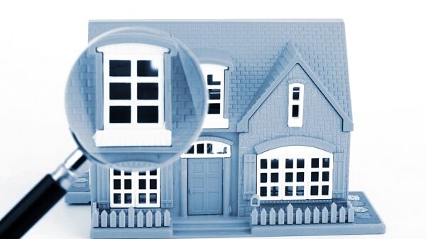 Belang van een deskundigenrapport gesymboliseerd door een miniatuurhuis
