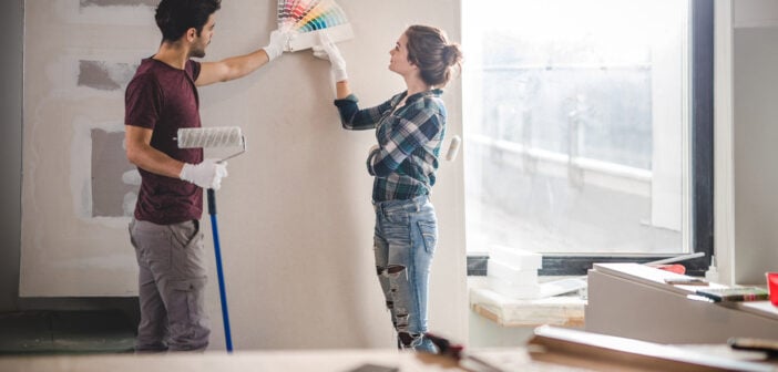 Een vrouw besluit haar muren een bepaalde kleur te schilderen
