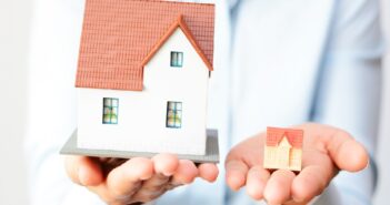 Een groot huis tegenover een klein huis om aan te geven dat de huizen kleiner zijn geworden