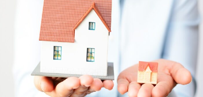 Een groot huis tegenover een klein huis om aan te geven dat de huizen kleiner zijn geworden